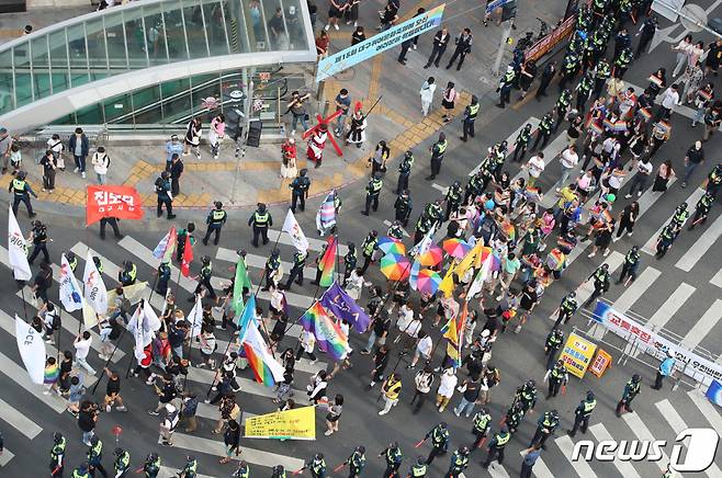 (대구=뉴스1) 공정식 기자 = 제15회 대구퀴어문화축제가 열린 17일 오후 대구 중구 중앙로 대중교통전용지구에서 참가자들이 도심을 행진하고 있다. 2023.6.17/뉴스1  Copyright (C) 뉴스1. All rights reserved. 무단 전재 및 재배포 금지.