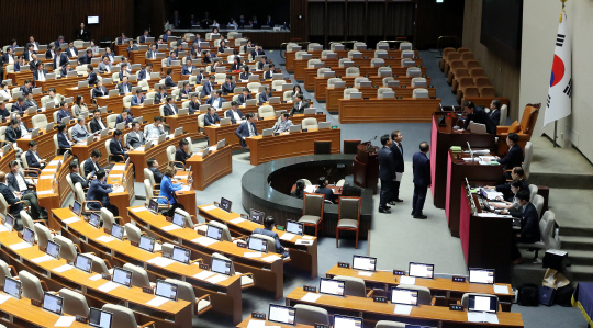 지난달 30일 서울 여의도 국회에서 열린 제407회국회(임시회) 7차 본회의 모습. 뉴시스