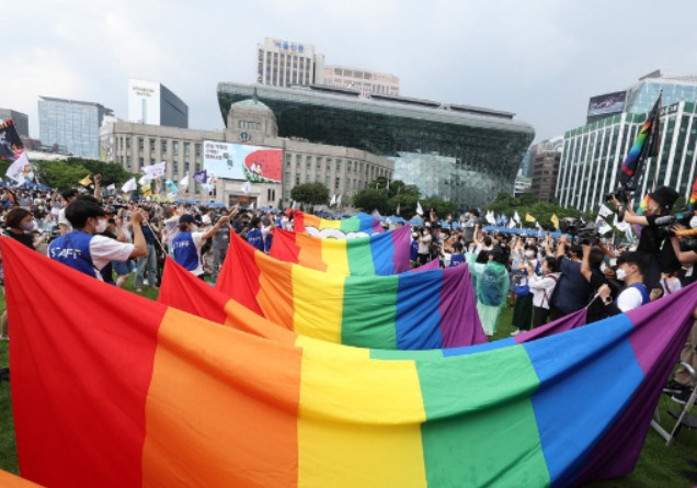 과거 서울과장에서 열린 서울퀴어문화 축제. 올해는 서울시가 기독교단체에 서울과장을 내주면서 행사는 을지로에서 열렸다. [연합]