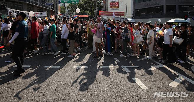 [서울=뉴시스] 권창회 기자 = 1일 오후 서울 을지로 일대에서 열린 제24회 서울퀴어문화축제에서 참가자들이 행진을 하고 있다. 2023.07.01. kch0523@newsis.com