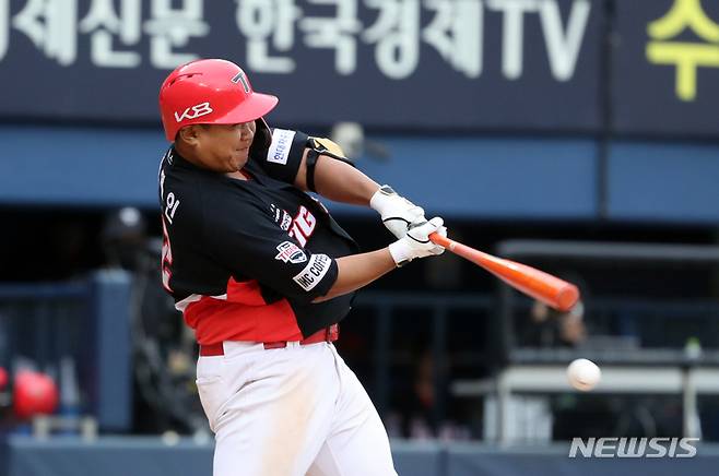 [서울=뉴시스] 고승민 기자 = 30일 서울 잠실야구장에서 열린 2023 KBO 리그 KIA 타이거즈 대 LG 트윈스 경기, KIA 공격 9회초 무사 1,2루 상황 5번타자 황대인이 1득점 1루타를 치고 있다. 2023.04.30. kkssmm99@newsis.com