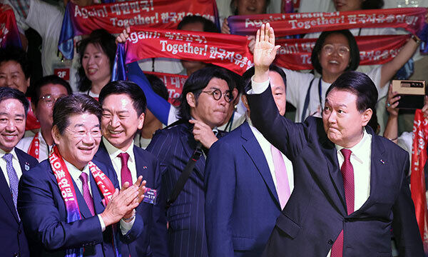 지난 28일 윤석열 대통령이 서울 중구 장충체육관에서 열린 한국자유총연맹 창립 제69주년 기념식에 입장하며 손을 들어 인사하고 있다. 연합뉴스