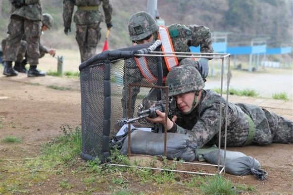 육군 장병이 육군보병학교 사격장에서 사격훈련을 하고 있다. 소총 오른쪽에 탄피 분실을 막기 위한 탄피받이가 보인다. 사진은 기사 내용과 무관함. 육군 제공