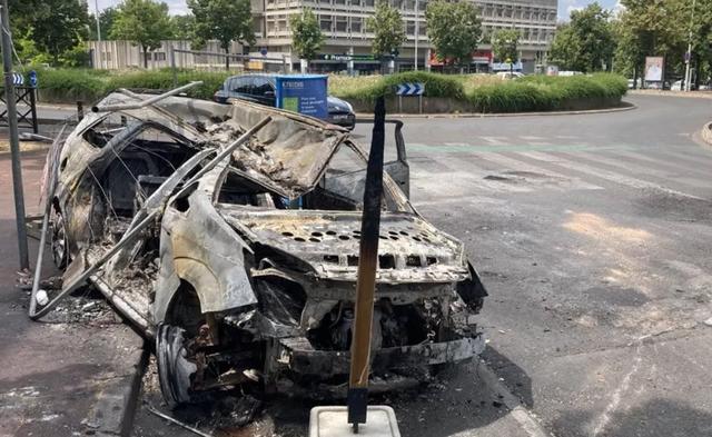 시위가 확산되고 있는 프랑스에서 중국인 관광객 41명이 탄 버스에 시위대가 덮쳐 관광객들이 인근 스위스로 피신한 사건이 발생했다. 출처 웨이보