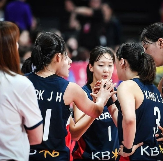 한국 여자농구 대표팀이 1일 FIBA 아시아컵 5·6위전에서 파이팅을 외치고 있다. /사진=FIBA