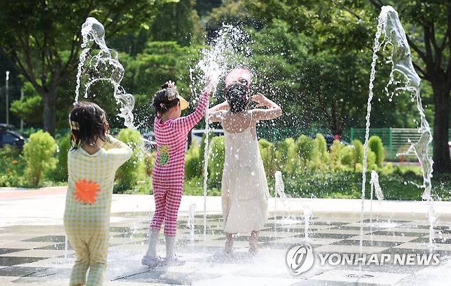 무더위엔 물놀이가 최고 (대구=연합뉴스) 박세진 기자 = 대구 낮 기온이 30도를 웃돌고 폭염주의보가 발효된 1일 오후 수성패밀리파크 공공형 물놀이장을 찾은 어린이들이 물장난을 치며 더위를 식히고 있다. 2023.7.1 psjpsj@yna.co.kr