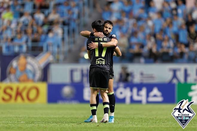 골 넣고 고재현과 포옹하는 세징야 [한국프로축구연맹 제공. 재판매 및 DB 금지]