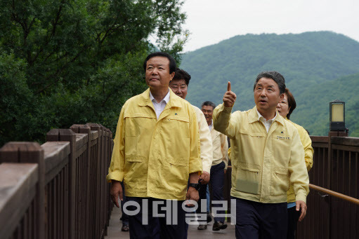 남성현 산림청장(오른쪽)과 정희용 국회의원, 칠곡군의원이 2일 경북 칠곡군 국립칠곡숲체원에서 집중호우 대비 시설물 안전 점검과 대처상황을 점검하고 있다. (사진=산림청 제공)