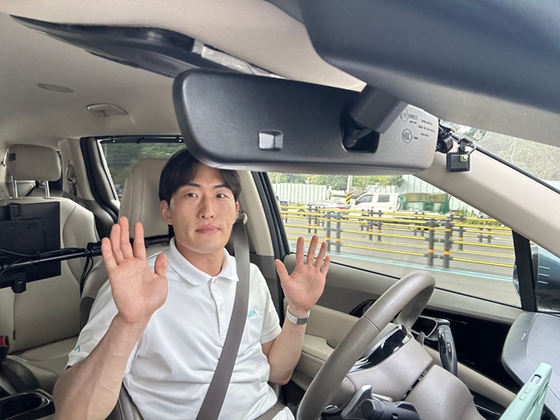 서울 자율주행차 상암 A02 노선을 운행하는 홍승우 '안전 요원'. 자율주행 중에는 핸들에서 양 손을 떼고 자유롭게 쓸 수 있습니다.
