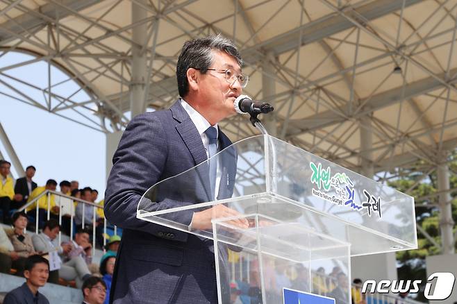 김순호 전남 구례군수가 지난 4월 제79회 지리산남악제 및 제42회 군민의날 행사에 참석해 축사를 하고 있다.(구례군 제공)2023.7.1/뉴스1