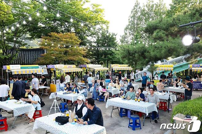 단양 소금정공원에 개장한 달맞이 포차에 지역주민과 관광객들로 북세통을 이루고 있다.