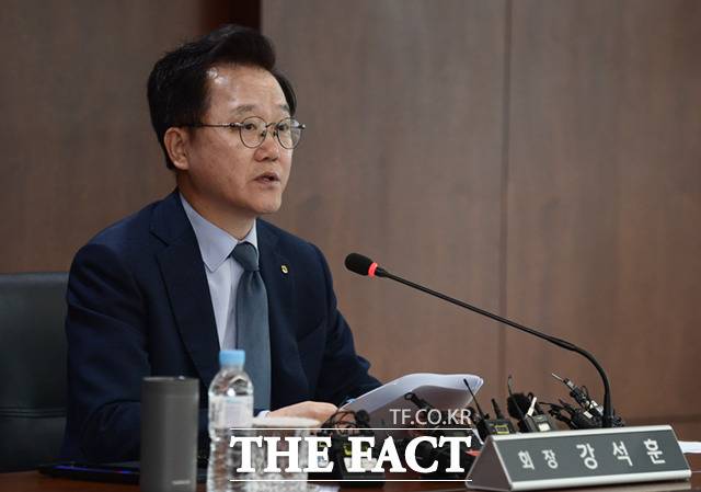 산업은행이 KDB생명보험 매각에 나선 가운데 강석훈 산업은행 회장은 지난달 취임 1년 기자간담회에서 이번 본입찰에서 매각이 이뤄질 것으로 내다봤다. /이새롬 기자