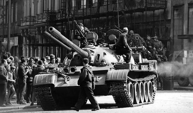 T-55가 1968년 체코 프라하 거리를 주행하는 모습./CNN