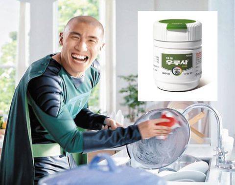 대웅제약은 지난 2011년 선보인 우루사 광고 2탄에서 집안일도 잘하는 차두리 캐릭터를 선보였다./대웅제약 제공