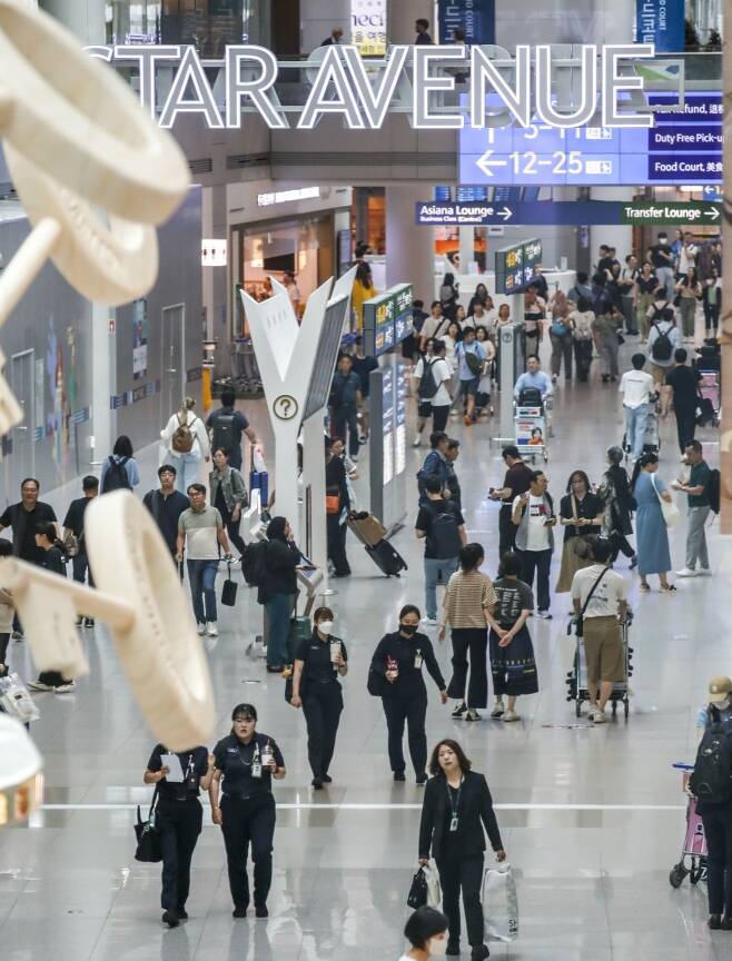 2일 오전 인천국제공항 제1여객터미널 면세점 구역이 여행객들로 붐비고 있다. 사진=뉴시스