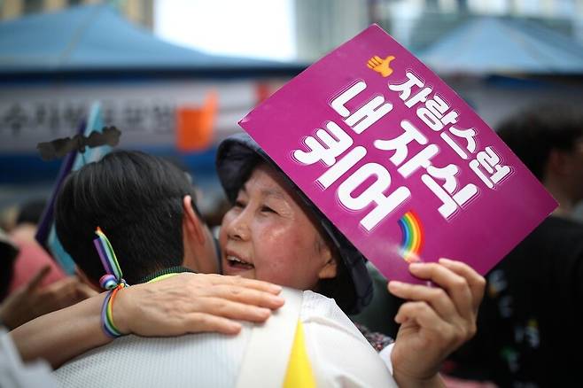 1일 오후 서울 을지로 일대에서 열린 제24회 서울퀴어문화축제에서 성소수자부모모임 회원들이 참가자들을 안아주고 있다. 김봉규 선임기자 bong9@hani.co.kr