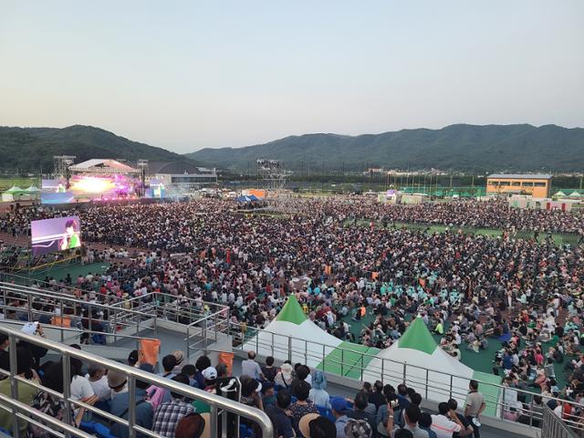 1일 대구 군위군 군위종합운동장에서 열린 ‘k-트롯 페스티벌’ 공연장에 관객들이 객석을 가득 메우고 있다. 공연 시작 전에 2만여 객석이 가득 찼고, 오후 6시쯤에는 3만여 명이 스탠드석까지 메운 채 공연을 즐겼다. 대구=김광원 기자