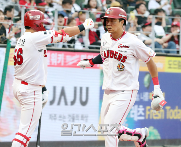 2023 KBO 프로야구 SSG랜더스와 LG트윈스의 경기가 25일 오후 인천SSG랜더스필드에서 열렸다. 2회말 1사 1루 한유섬이 투런홈런을 치고 홈인해 전의산의 축하를 받고 있다. 인천=김민규 기자 mgkim1@edaily.co.kr /2023.05.25/