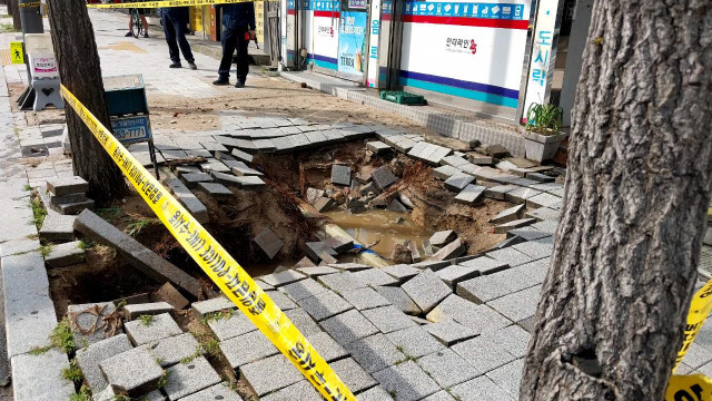 ▲ 춘천 운교동 운교사거리 일대에서 매설된 수도관이 파열돼 춘천시가 복구에 나섰다.