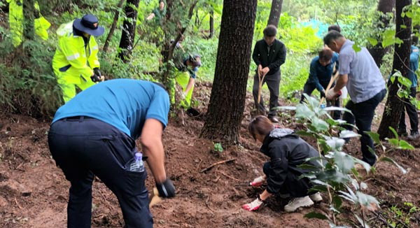 경찰이 ‘유령 아동’에 대한 수사를 본격적으로 시작한 가운데, 경남 거제시에서 20대 A 씨와 사실혼 관계의 아내 B 씨가 생후 5일 된 영아를 목졸라 숨지게 한 뒤 하천에 버린 사실이 드러났다. 사진은 A 씨가 애초 영아를 산에 유기했다고 진술함에 따라 경찰이 야산 일대를 수색하는 모습.  경남경찰청 제공