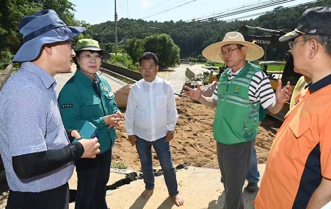 이철우 지사와 배한철 의장(가운데), 이달희 경제부지사(왼쪽에서 두번째)가 집중호우로 군도3호선 도로가 유실한 봉화군 봉성면 봉양리를 찾아 피해현장을 둘러본 후 긴급복구를 지시하고 있다.(경북도 제공) 2023.07.02. 