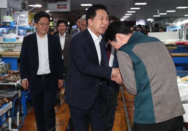 김기현 국민의힘 대표가 지난달 15일 오후 서울 동작구 노량진수산시장을 찾아 상인들과 인사를 나누고 있다. 뉴시스