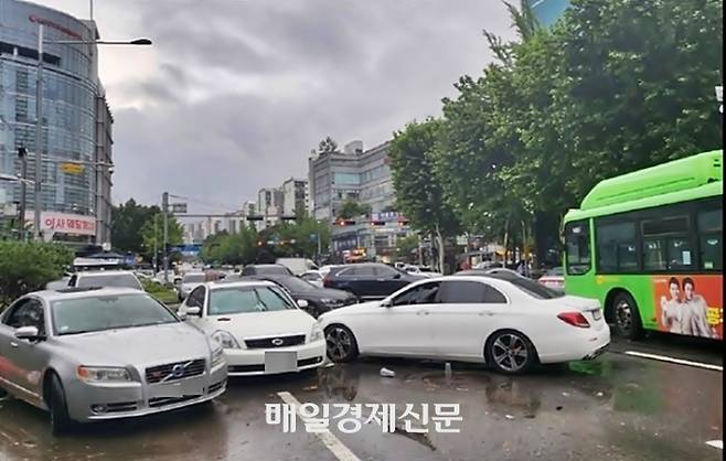 지난해 여름, 강남에 쏟아진 폭우에 침수된 차량들  [사진촬영=김기철 기자]