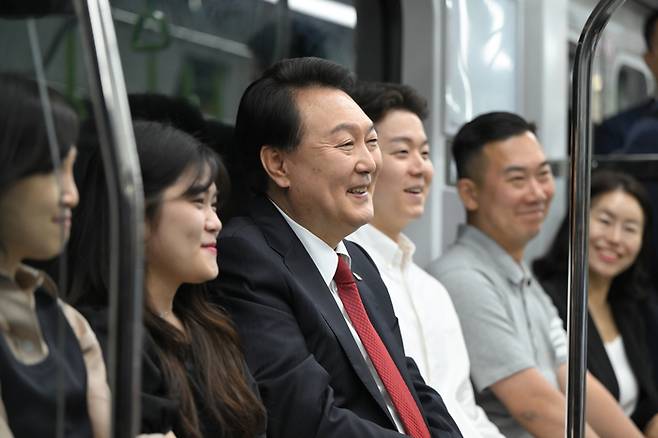 윤석열 대통령이 30일 서해선 대곡-소사 복선전철 개통 기념식에 참석하기 전 부천 원종역에서 고양 대곡역 구간까지 전동차를 시승하고 있다. [사진 = 대통령실 제공]
