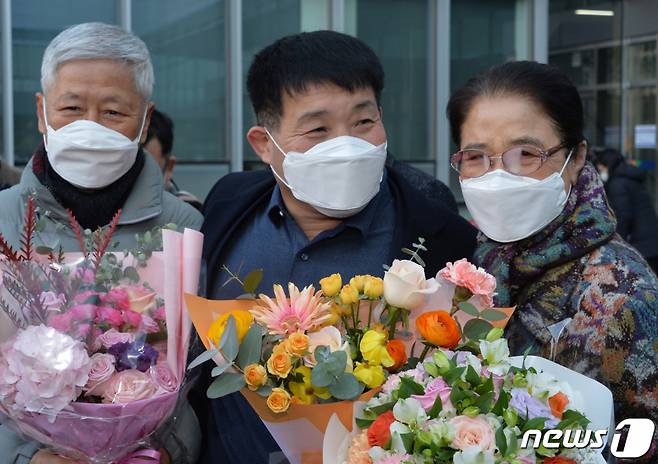 이춘재 연쇄살인 8차 사건의 범인으로 몰려 20년간 억울한 옥살이를 한 윤성여씨(가운데)가 2020년 12월 수원지방법원 형사법정에서 열린 재심 선고 공판에서 32년 만에 무죄를 선고받은 뒤 감격하고 있다. /사진=뉴스1