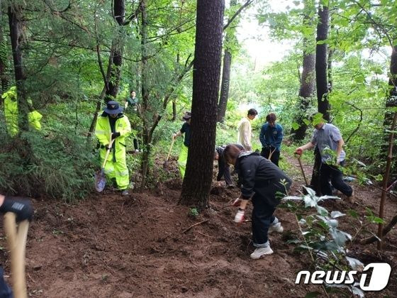 경남 거제에서 출생신고를 하지 않은 생후 5일 된 영아를 야산에 유기한 사실혼 관계의 부부가 경찰에 붙잡혔다. 30일 오전 영아 시신을 찾기 위해 경찰이 거제의 한 야산에서 수색 작업을 하고 있다. (경남경찰청 제공)/2023.6.30. (C) News1 강정태 기자