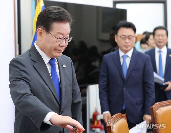 [서울=뉴시스] 전진환 기자 = 이재명 더불어민주당 대표가 지난달 30일 오전 서울 여의도 국회에서 열린 최고위원회의에 참석하고 있다.  2023.06.30. amin2@newsis.com