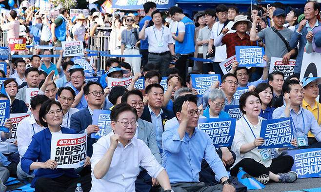 이재명 대표, 박광온 원내대표 등 더불어민주당 의원들이 1일 오후 서울 중구 숭례문 일대에서 열린 ''일본 후쿠시마 원전 오염수 해양투기 규탄 범국민대회''에서 구호를 외치고 있다. 연합뉴스