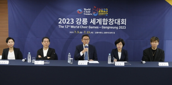 허용수(가운데) 2023 강릉 세계합창대회 조직위원장이 지난달 21일 서울 중구 프레스센터에서 열린 대회 기자간담회에서 취재진 질문에 답하고 있다. 뉴시스