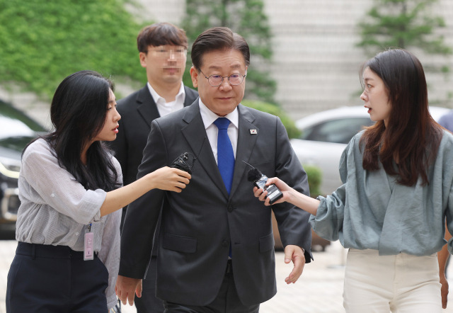 더불어민주당 이재명 대표가 지난달 30일 서초구 서울중앙지법에서 열린 공직선거법 위반 혐의와 관련한 공판에 출석하기 위해 법정으로 향하고 있다. 연합뉴스