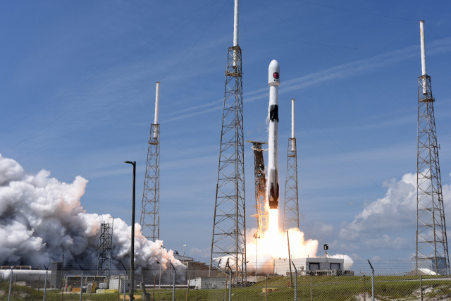 1일(현지시간) 오전 11시 12분 우주망원경 유클리드가 미국 플로리다주 케이프 커내버럴 우주군 기지에서 스페이스X의 팰컨9 로켓에 실려 상공으로 발사되고 있다. UPI 연합뉴스