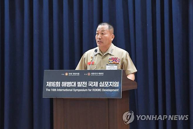 환영사 하는 김계환 해병대사령관 (서울=연합뉴스) 김계환 해병대사령관이 20일 서울 영등포구 국회 의원회관에서 열린 제16회 해병대 발전 국제 심포지엄에서 환영사를 하고 있다. 2023.6.20 [해병대사령부 제공. 재판매 및 DB 금지] photo@yna.co.kr