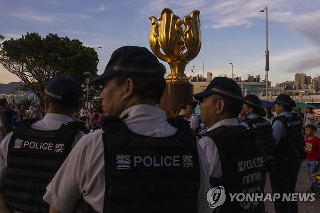 (AP=연합뉴스) 1일 홍콩 주권반환 26주년 기념식이 열리는 홍콩 바우히니아 광장에서 경찰이 경비를 서는 모습. 2023.7.2.