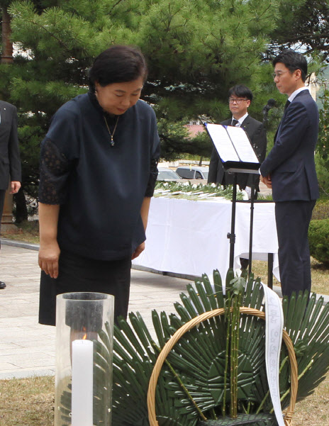 지난 2018년 8월 3월 현정은 현대그룹 회장이 북한 금강산에서 열린 고 정몽헌 전 회장 15기 추모식에 참석해 묵념을 하고 있다. (사진=현대그룹)