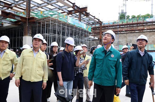 오세훈 서울시장과 박준희 관악구청장이 지난달 20일 오후 여름철 집중호우에 대비해 관악구 도림천 일대의 신림공영차고지 빗물저류조 건설현장을 점검하고 있다. (사진=방인권 기자)