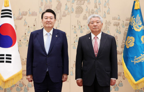 윤석열 대통령이 3일 서울 용산 대통령실 청사에서 김홍일 국민권익위원장에게 임명장을 수여한 뒤 기념촬영을 하고 있다. (사진=연합뉴스)