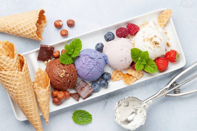 아이스크림은 뼈 건강 등에는 도움이 되지만 설탕이 많아 우리 몸에 부정적인 영향이 크다.[사진=게티이미지뱅크]