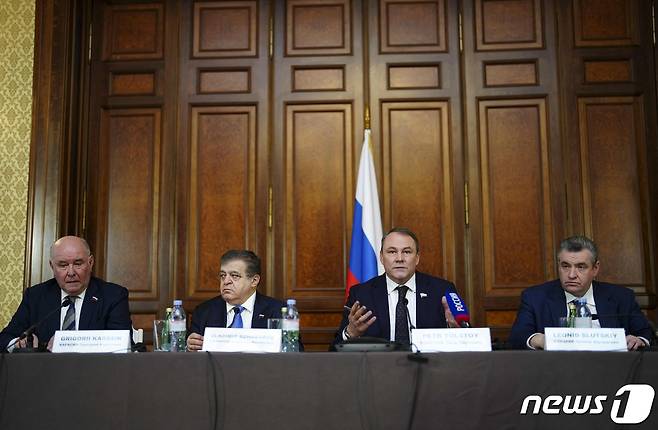 그리고르 카라신 러시아 연방평의회 의원(제일 왼쪽)ⓒ AFP=뉴스1 ⓒ News1 권영미 기자