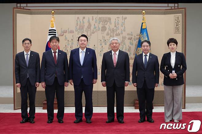 윤석열 대통령이 3일 오전 용산 대통령실 자유홀에서 김홍일 국민권익위원회 위원장에게 임명장을 수여한 뒤 기념 촬영하고 있다. 왼쪽부터 복두규 대통령비서실 인사기획관, 김대기 대통령 비서실장, 윤 대통령, 김 위원장, 강승규 시민사회수석, 김은혜 홍보수석. (대통령실 제공) 2023.7.3/뉴스1 ⓒ News1 안은나 기자