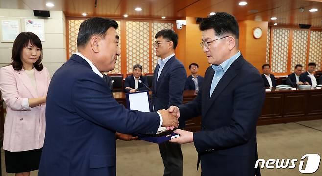 울산 동구는 행정안전부가 주관한 '2023년 정부합동평가' 정성평가서 울산시 5개 구·군 중 1위를 달성해 김두겸 울산시장에게 상패를 전달받고 있다.(울산광역시 제공)