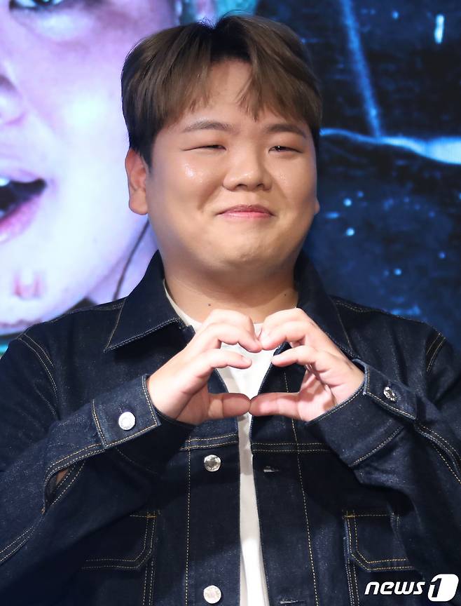 여행 크레이터 곽준빈(곽튜브)이 3일 서울 마포구 클럽온에어에서 열린 EBS '곽준빈의 세계 기사식당' 기자간담회에서 포즈를 취하고 있다. '곽준빈의 세계 기사식당'은 158만 명의 구독자를 보유한 인기 여행 유튜버 곽튜브로 활동 중인 곽준빈이 해외의 기사식당을 방문하는 리얼리티 여행기다. 2023.7.3/뉴스1 ⓒ News1 권현진 기자