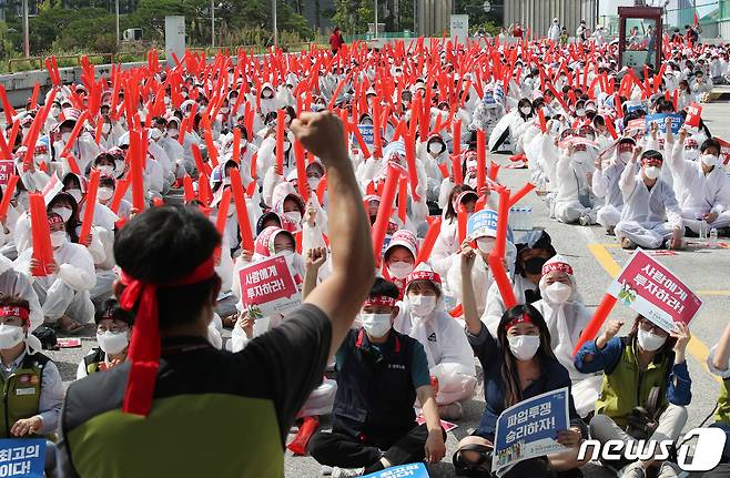 전국보건의료산업노동조합 고대의료원지부 간호사 등이 9일 서울 성북구 고대안암병원 주차장에서 열린 고대의료원의 현장노동실태 증언대회에서 손피켓을 들고 있다. 2021.9.9/뉴스1 ⓒ News1 박정호 기자