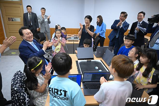 윤석열 대통령이 3일 오후 방과 후 교육 활동·돌봄을 제공하는 늘봄학교 시범학교인 경기 수원초등학교를 찾아 코딩 수업 중인 학생들과 함께 로봇 게임하고 있다. (대통령실 제공) 2023.7.3/뉴스1 ⓒ News1 안은나 기자