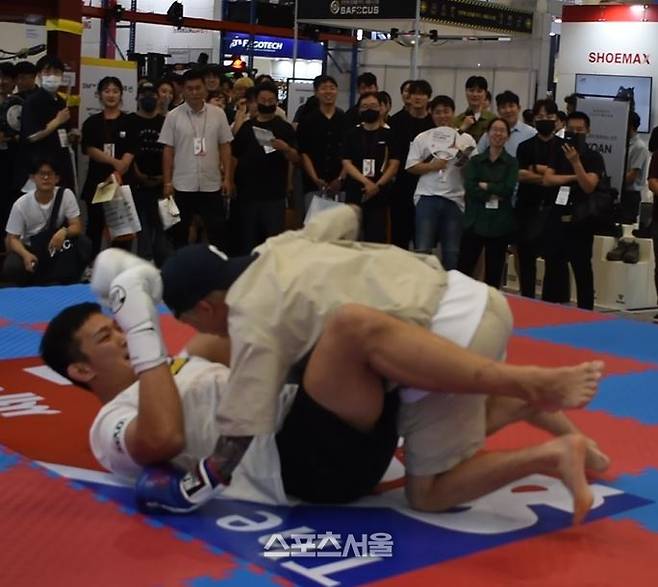 UFC 라이트헤비급 정다운이 3일 경기도 고양시 일산 킨텍스 제2전시장에서 열린 2023 국제안전보건전시회 ‘쎄다 격투기 시연회’에서 일반인과 스파링 시범을 보이고 있다. 사진=김태형기자 tha93@sportsseoul.com