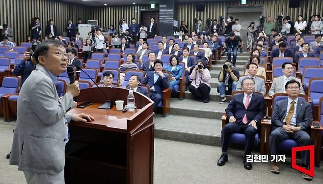 민경우 대안연대 공동대표가 3일 국회에서 열린 국민의힘 의원총회에서 괴담·선동의 유포 경로와 이에 대한 대응 전략에 대해 강연하고 있다. 민 공동대표는 이적단체인 조국통일범민족연합 사무처장 출신으로, '광우병 사태' 이후 사상 전향을 선언하고 주사파와 운동권을 비판하는 시민사회 활동을 해왔다. 사진=김현민 기자 kimhyun81@