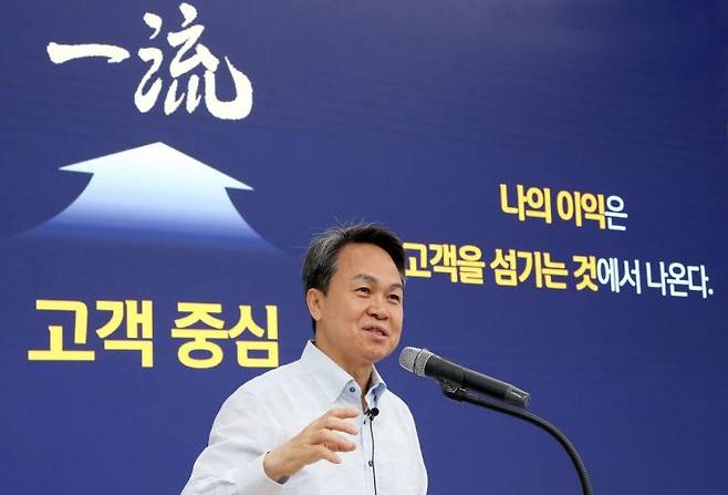 진옥동 신한금융지주 회장이 3일 신한라이프 본사에서 CEO 강연을 진행하고 있다.